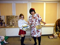 Nagrodę z rąk Pani Basi odbiera Oliwia Kornacewicz