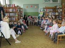 dzieci słuchają baśni