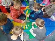 Dzieci tworza zakładki do książek