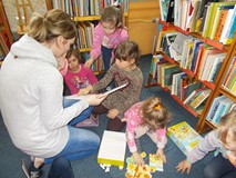 Bibliotekarka czyta dzieciom książkę