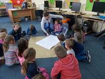 Dzieci rysują wspólnie okładkę do stworzonej historii