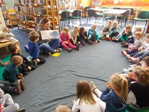 Bibliotekarka pokazuje dzieciom ilustrację