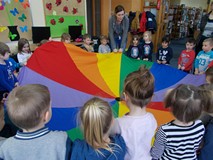 Wspólna zabawa chustą animacyjną