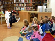 Prowadząca spotkanie wybiera jedno dziecko do kolejnego zadania. Jednak zanim to nastąpi, trzeba zaw