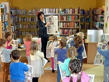 Gazeta jako element dramy. Tu dzieci za chwilę zagrają odgłosy padającego deszczu