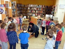 Za chwilę dwie drużyny dzieci będą przerzucać GAZETOWE KULKI na pole przeciwnika