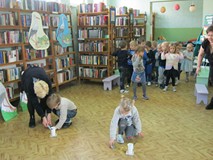 dzieci starają się nakarmić bocianki