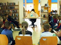 Teatrzyk Kamishibai - Pani Wiola czyta 