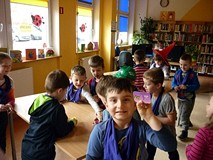 Dzieci podzielone na grupy układają ALFABETYCZNE PUZZLE