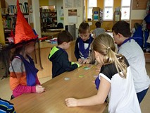 Dzieci podzielone na grupy układają ALFABETYCZNE PUZZLE