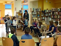 Dzieci pod kierunkiem bibliotekarki ustawiają się w ALFABETYCZNY POCIĄG