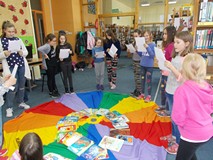 Dzieci śpiewają piosenkę