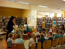 Pani Wioleta prezentuje książki, których bohaterami są owady