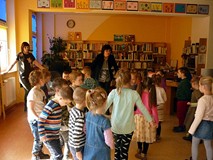 Pani Wiola zaprasza dzieci do zabawy muzycznej TUPIĄ MRÓWY