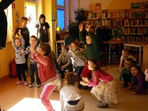 Na koniec spotkania dzieci wykonują RAKIETĘ RADOŚCI