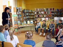 Pani Wiola wita dzieci - pięciolatki z Przedszkola nr 14