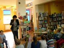 Bibliotekarka czyta dzieciom wiersze ze zbioru K. Grabowskiej-Bednarz pt. 