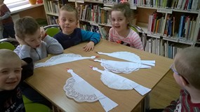 dzieci wykonują prace plastyczne-bociany