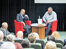 Promocja książki Eugeniusza Żubera w Koszalińskiej Bibliotece Publicznej. Na zdjęciu Eugeniusz Żuber