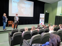 Spotkanie autorskie z Krzysztofem Petkiem w Koszalińskiej Bibliotece Publicznej. Na zdjęciu stoi zas