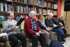 Spektakl o Leśmianie w Bibliotece w Polanowie. Na zdjęciu siedzą aktorzy teatru stolikowego Verbum.