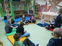 Ferie w Filii nr 9 Koszalińskiej Biblioteki Publicznej. Na zdjęciu 10-oro dzieci bawi sie w kole.