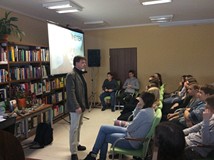 Spotkanie autorskie z Krzysztofem Petkiem w Bibliotece w Polanowie. Na zdjęciu stojący pisarz Krzysz