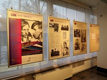 Wystawa towarzysząca Żywej Bibliotece w Koszalińskiej Bibliotece Publicznej. Na zdjęciu 4 plasze z w