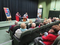 Spotkanie autorskie z Filipem Łobodzińskim i Bobem Dylanem w Koszalińskiej Bibliotece Publicznej. Na