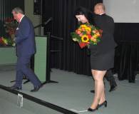Anna Kwiatkowska odbiera kwiaty