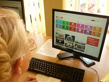 uczestniczka ogląda stronę internetową Koszalińskiej Biblioteki Publicznej