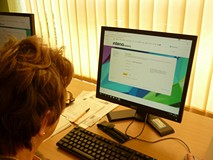 uczestniczka uczy się zmiany hasła dostepu do swojego emaila