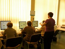 prowadząca opowiada jakie strony internetowe są bezpieczne