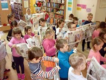 GAZETOWY TEATR. Dzieci otrzymują rekwizyty - gazety