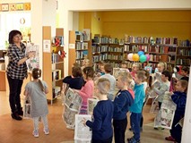 GAZETOWY TEATR - Pani Wiola pokazuje jak pada drobny deszczyk