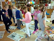 GAZETOWY TEATR - dzieci przeskakują gazetowe kałuże