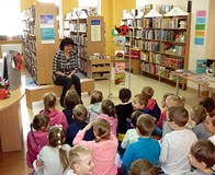 Pani Wiola wita się z przedszkolakami