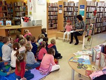 Pani Wiola czyta, Biedronka Fionka interpretuje tekst, a dzieci... pękają ze śmiechu