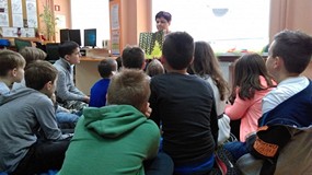 Z zaciekawieniem uczniowie słuchają czytanej książki