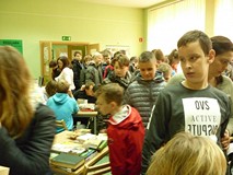 uczestnicy wchodzą do czytelni