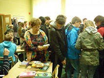 uczestnicy wybierają sobie książki
