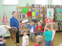 dzieci z zaciekawieniem słuchają opowidania