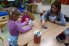 Z pomocą rysunków na kartach dzieci uczą się liczyć.