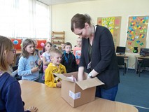 Bibliotekarka wyłania zwycięzców konkusu pięknego czytania