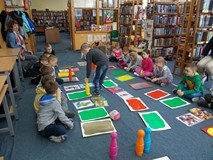 Chłopiec porusza pionkiem po planszy