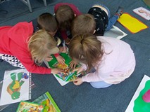 Grupa dzieci układa puzzle