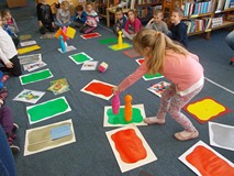 Dziewczynka przesuwa pionek po planszy