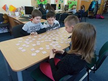 Czworo dzieci grają w memory