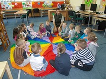 Leśniczy siedzi na chuście wraz z dziećmi