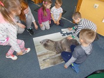 Dzieci układają puzzle w grupie